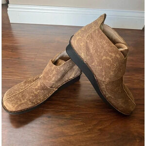 Algeria PGLite Cairo Brown Suede Boots. Euro size 42, US size 11.